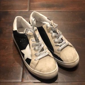 Black and Tan star shoe with glitter laces